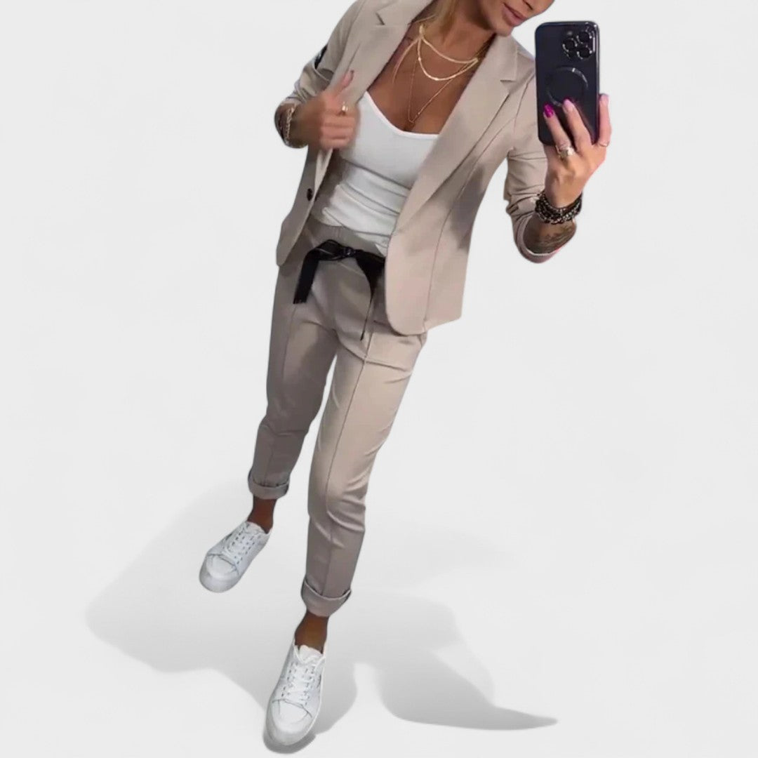 Ника – Персонализиран комплект: мек сако и широки панталони